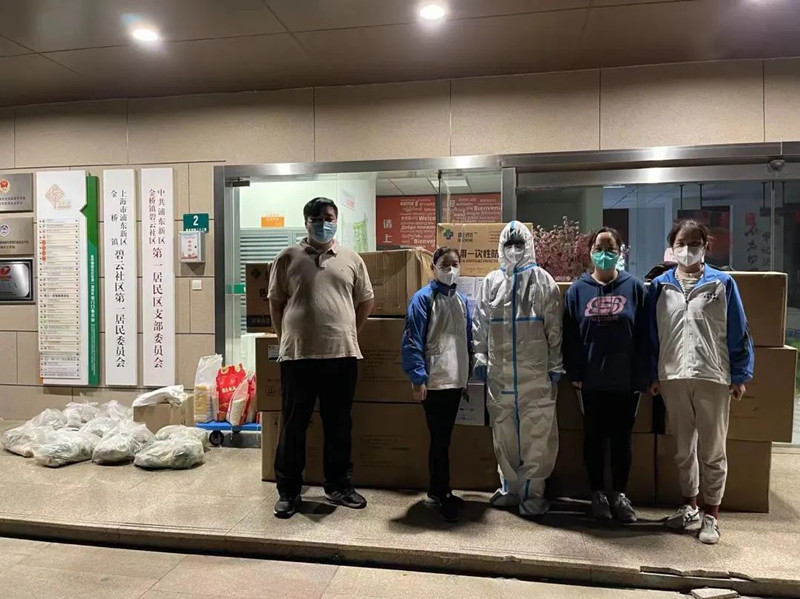 鍥撅細(xì)灞呭寮犳檽闈掍功璁板彈閲戞ˉ闀囧鎵樻帴鏀朵節(jié)涓夊紺懼競(jìng)濮旀崘璧犵殑鎶楃柅鐗╄祫錛堚?澶х櫧鈥濅負(fù)鏉庡鐜詫級(jí)